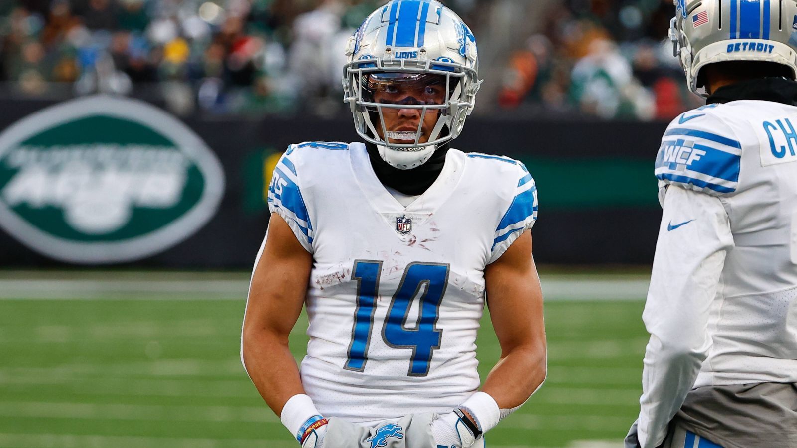 
                <strong>Amon-Ra St. Brown (Wide Receiver, Detroit Lions)</strong><br>
                Man muss nicht durch die deutsche Brille schauen um festzustellen, dass Amon-Ra St. Brown eine Pro-Bowl-Nominierung mehr als verdient gehabt hätte. Zwar hatte der Receiver der Detroit Lions auch wegen Verletzungen ein kleines Loch zwischendurch, lieferte aber vor allem zuletzt als Lieblingsanspielstation von Jared Goff ab. Immerhin ein Trost: Sollte einer der vier NFC-Receiver absagen, dann wäre der Deutschstämmige erster Nachrücker und damit erster Deutscher im Pro Bowl.
              