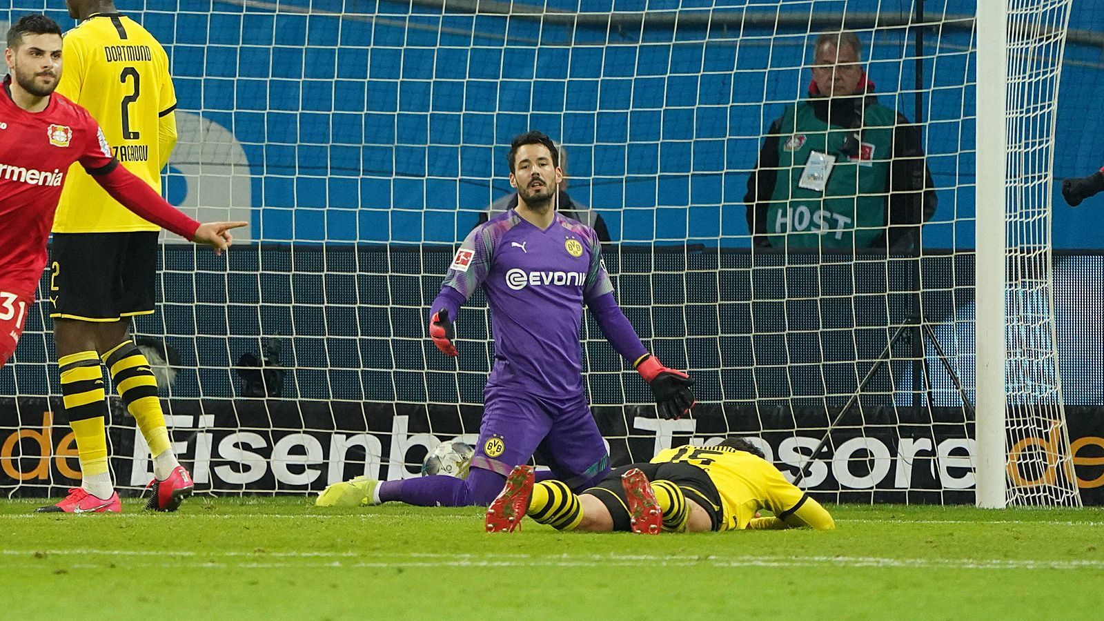 
                <strong>Roman Bürki</strong><br>
                In einem Spiel, das in der Anfangsphase fast ohne Torchancen auskam, muss er zunächst selten eingreifen. Als die Tore schließlich fallen, hat er keine Chance. Die Gegentreffer gehen nicht auf Bürkis Kappe, doch organisiert er seine Vordermannschaft offenbar nicht gut genug. ran-Note: 4
              