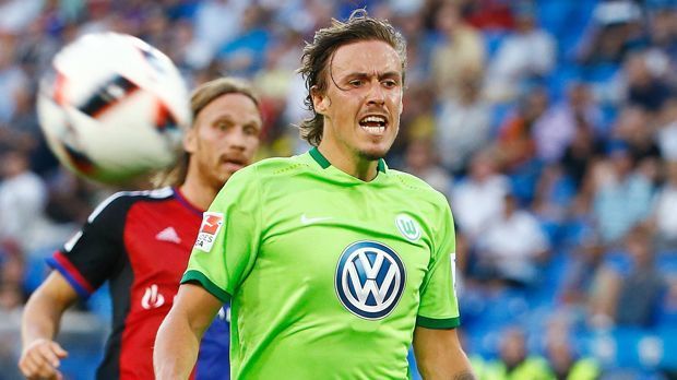 
                <strong>August 2016: Fehleinkauf Kruse verlässt den VfL</strong><br>
                Doch um den Ex-Gladbacher gab es bald Ärger: Kruse sorgte vor allem abseits des Platzes für Schlagzeilen. Angeblich ließ er eines Nachts 75.000 Euro in einem Taxi liegen, in einem Club geriet er mit einer Journalistin aneinander, dazu machte ein privates Video die Runde. Zu viel für den VfL: Kruse ging nach nur einem Jahr wieder.
              