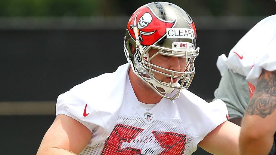<strong>Emmett Cleary </strong><br>
                Emmett Cleary spielte seit 2013 in der NFL und stand bei den Indianapolis Colts, den Tampa Bay Buccaneers, den Oakland Raiders, den Cincinnati Bengals, den New York Giants, den Dallas Cowboys und den Detroit Lions unter Vertrag. Obwohl der O-Liner noch einige Jahre aktiv sein und gutes Geld verdienen könnte, beendete er seine Karriere bereits 2018 mit gerade einmal 27 Jahren. Er möchte seinen Fokus auf seine zweite Karriere legen - und zwar als Arzt. Er wurde bereits im Jahr 2014 an der Keck School of Medicine an der University of Southern California zugelassen.