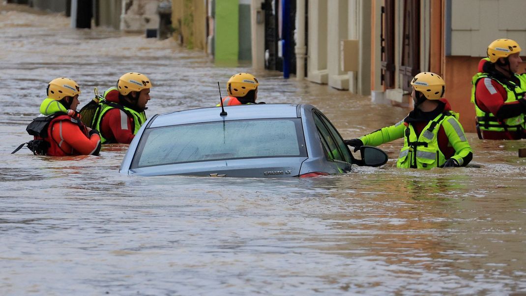 Knapp 200.000 Menschen in Nordfrankreich sind von heftigen Regenfällen und Überschwemmungen betroffen.