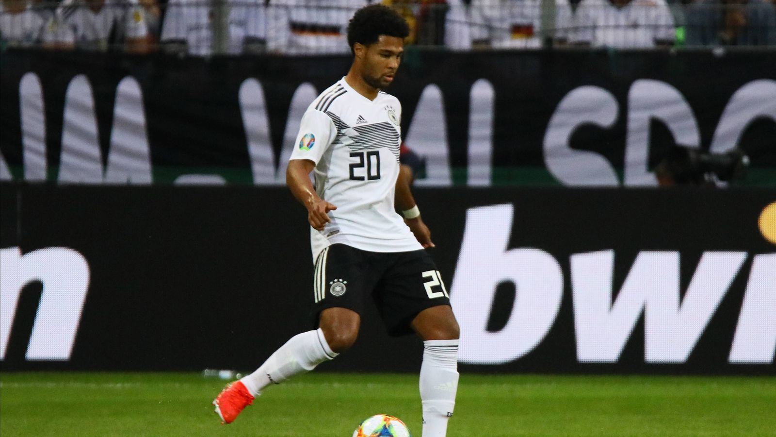 
                <strong>Serge Gnabry</strong><br>
                Auch er spielfreudig, kreativ, beweglich und auch torhungrig. Belohnt sich nicht nur mit einer guten Leistung, sondern auch mit einem Doppelpack. ran-Note: 2
              