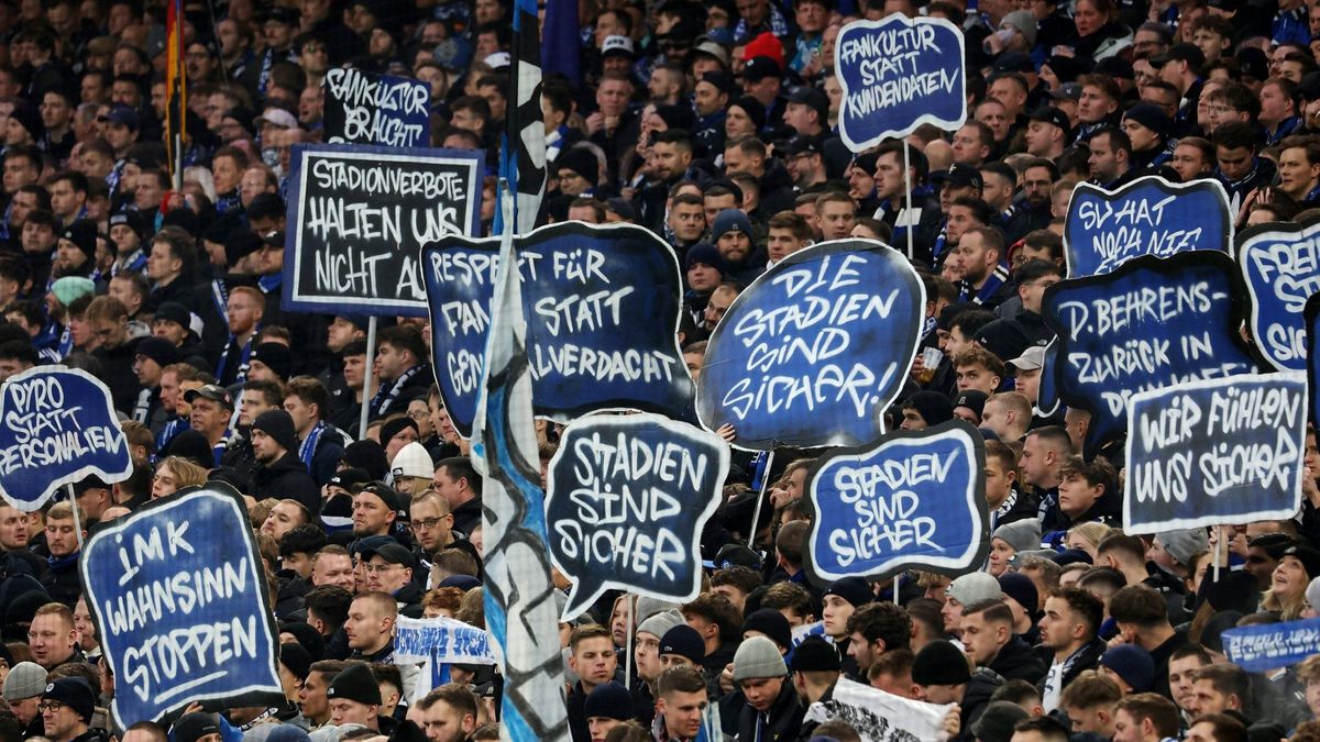 Protestplakate am Sonntag in Hamburg