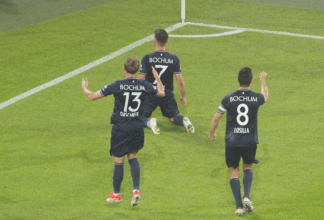 Der Bochumer Torschütze zum 0:3 Kevin Stöger (M) jubelt mit Horst Daschner (l) und Anthony Losilla. 