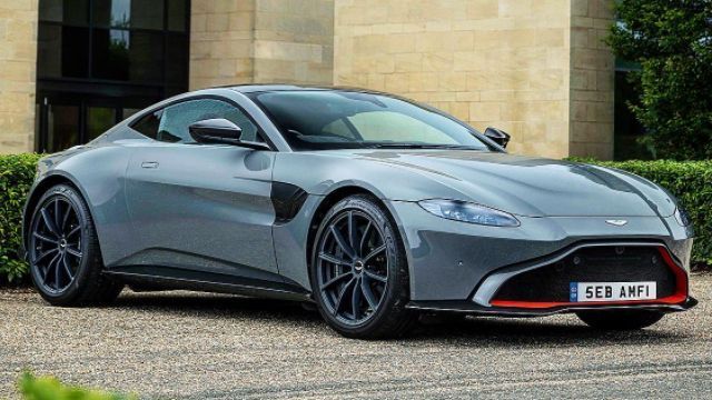 
                <strong>Neuer Dienstwagen für Vettel </strong><br>
                Ein weiteres "Schmankerl" für Vettel soll dessen neuer Dienstwagen sein. Als Aston-Martin-Fahrer erhält er in der kommenden Saison wohl das "Vantage AMR"-Modell vom britischen Automobil-Hersteller. Dies teaserte der Rennstall mit personalisiertem Kennzeichen für Vettel bereits über "Twitter". Die 510 PS im enthaltenen AMG-Motor haben einen stolzen Preis, so liegt der Kostenpunkt des Luxus-Autos bei über 200.000 Euro. Ein weiteres Indiz, warum Vettel möglicherweise auf Gehalt verzichten könnte. 
              