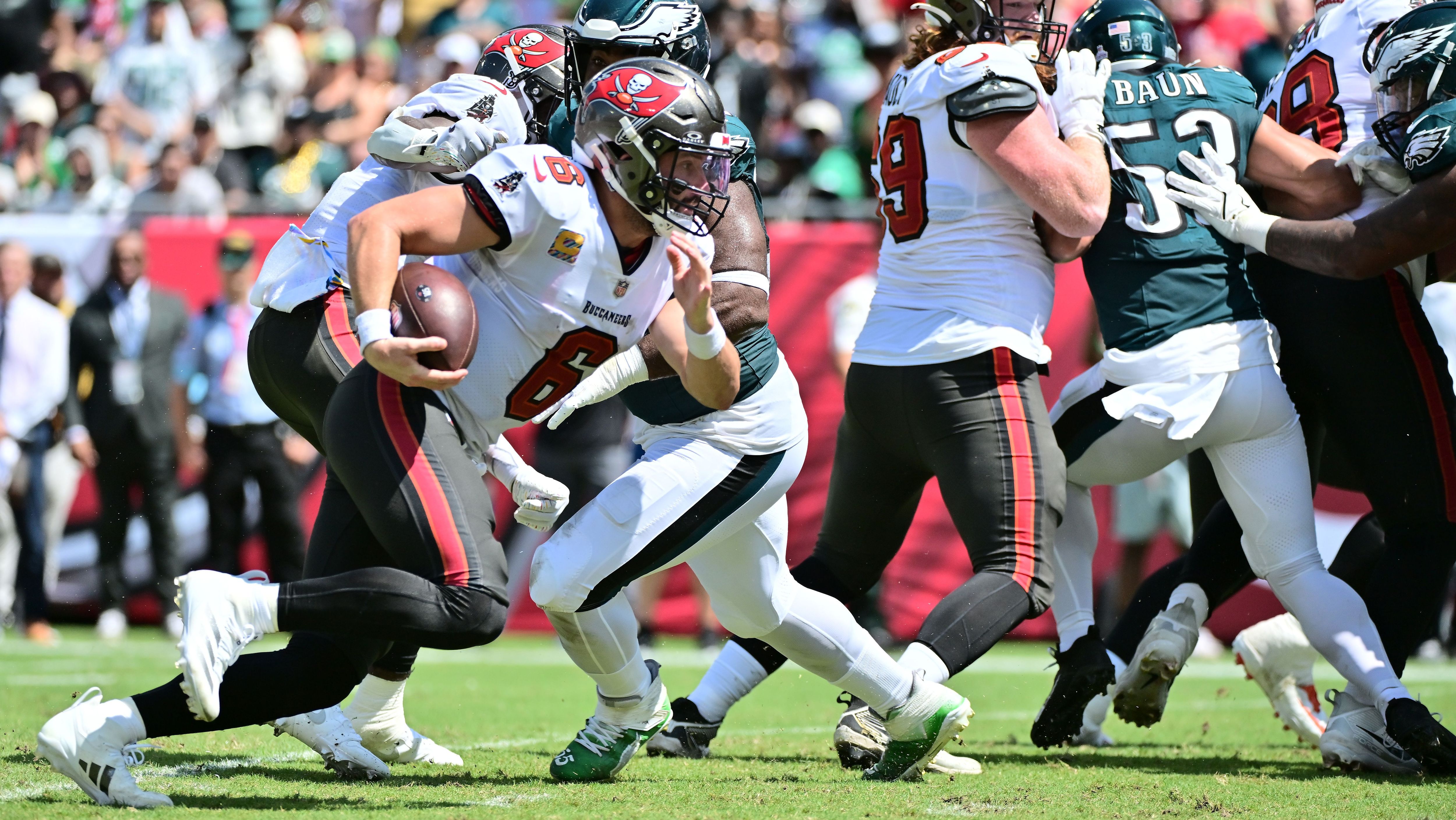<strong>Philadelphia Eagles at Tampa Bay Buccaneers 23:26</strong><br>Im einzigen Duell dieses Spieltags, in dem beide Teams noch ungeschlagen waren, setzt sich der "Underdog" durch: Erneut ist es Tampa-Quarterback Baker Mayfield, der die Partie mit dem letzten Drive entscheidet. Die Buccaneers untermauern damit ihre Ambitionen, in dieser Saison ein echter Super-Bowl-Contender zu sein. Jalen Hurts und die Eagles hingegen müssen ihre erste Niederlage hinnehmen.