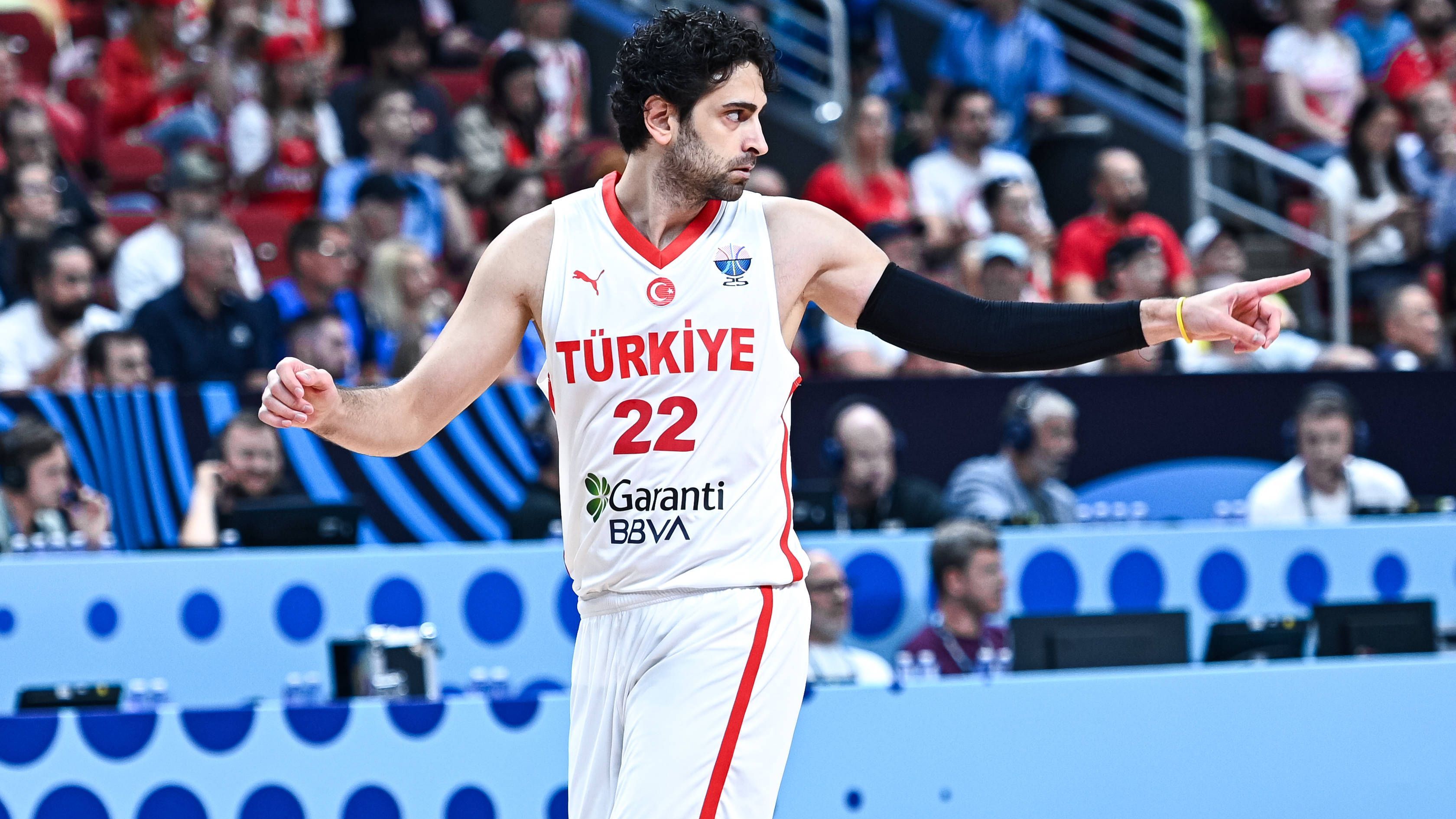 <strong>Furkan Korkmaz</strong><br><strong>Größe:</strong>&nbsp;2 Meter<br><strong>Position:</strong> Shooting Guard / Small Forward<br><strong>Alter:</strong> 28<br><strong>Verein: </strong>Bahcesehir Koleji (Türkei)<br><strong>Stats bei der EM:</strong> 7,6 Punkte, 1,1 Assists, 1,1 Rebounds<br><strong>Beste Saison seiner Karriere:</strong> 2024/25 bei Bahcesehir Koleji (Türkei) mit 13,2 Punkten, 1,8 Assists und 2,1 Rebounds<br><strong>NBA-Erfahrung:</strong> 361 Spiele für die Philadelphia 76ers