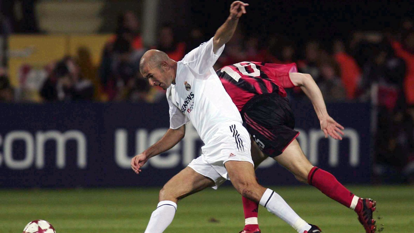
                <strong>Zentraler Mittelfeldspieler - Zinedine Zidane (nicht mehr aktiv)</strong><br>
                Frühere Vereine: Real Madrid, Juventus Turin, Girondins Bordeaux, AS CannesKarriereende: Juli 2006
              