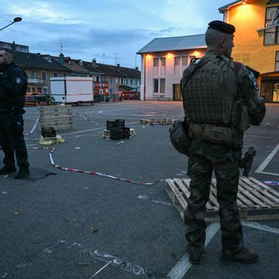 22. Februar 2025, Frankreich, Mulhouse: Ein Polizist und ein Soldat stehen am Ort eines Messerangriffs. 