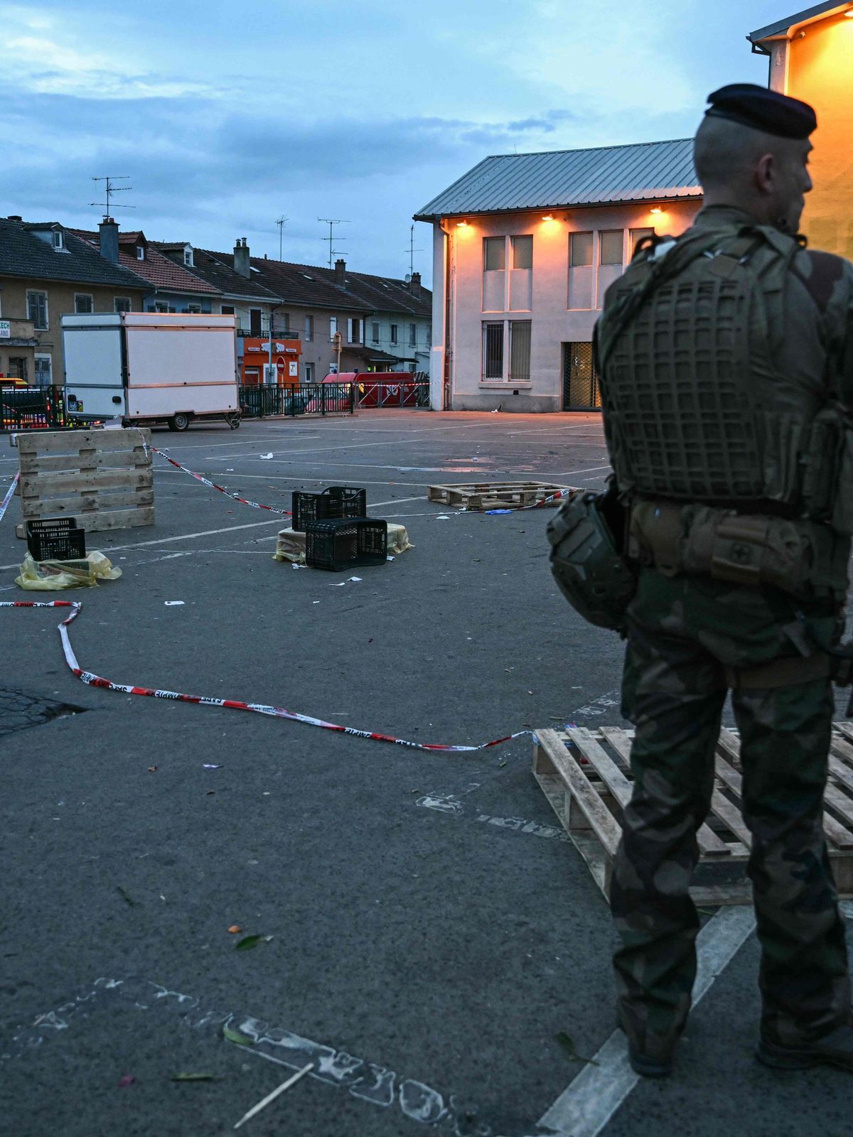 22. Februar 2025, Frankreich, Mulhouse: Ein Polizist und ein Soldat stehen am Ort eines Messerangriffs. 