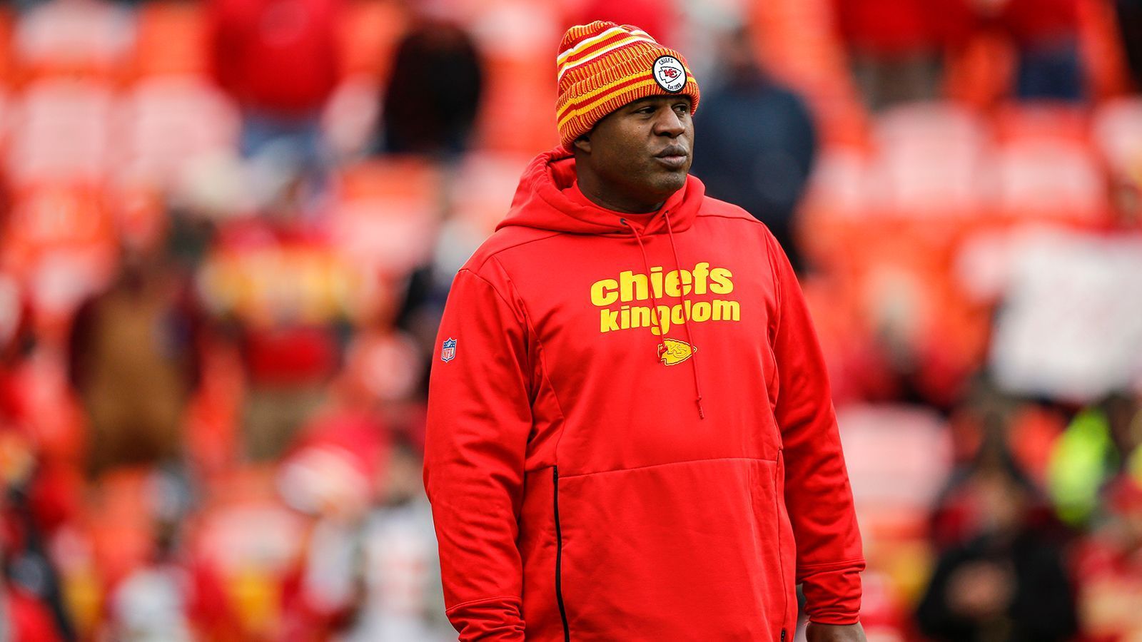 
                <strong>Eric Bieniemy (Offensive Coordinator, Kansas City Chiefs)</strong><br>
                Eric Bieniemy gilt schon lange als potenzieller Head-Coach-Kandidat und auch dieses Jahr muss er sich rein "leistungstechnisch" vor keinem anderen Koordinatoren verstecken. Die Chiefs haben ihre Offensive nach dem Abgang von Star-Receiver Tyreek Hill komplett umgekrempelt und zählen, wie bereits bei den Eagles angeführt, zu den Top-Teams in den relevantesten Offensiv-Kategorien. Allerdings kursieren immer wieder Gerüchte, dass Bieniemy sich in den Job-Interviews nicht sonderlich gut verkaufen würde. Zwischen 1987 und 2002 schrieb Bieniemy immer wieder negative Schlagzeilen: Unter anderem wurde er für mehrere körperliche Auseinandersetzungen, Belästigung einer Frau und Trunkenheit am Steuer verurteilt. 
              