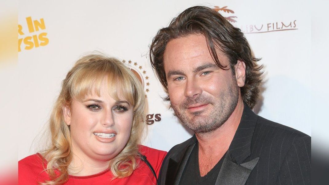 In ihren Memoiren schreibt Rebel Wilson von ihrem ersten Mal mit 35 Jahren. Jetzt ist klar: Ex-Freund Mickey Gooch jr. (r.) war ihr erster Liebhaber.