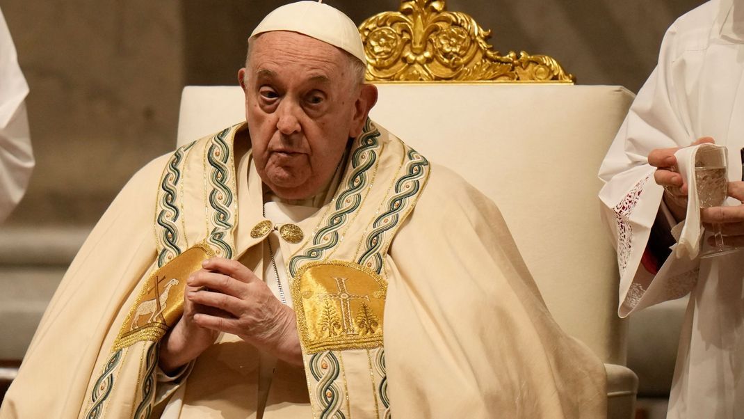 Papst Franziskus leitet die Messe zur Osternacht im Petersdom. 