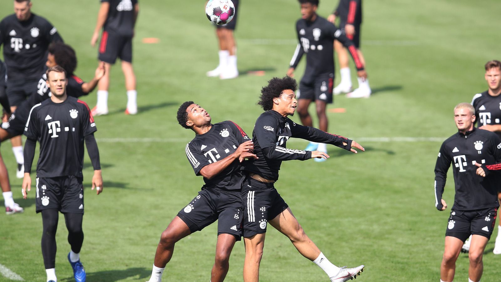 
                <strong>FC Hollywood</strong><br>
                Lange war es beim FC Bayern harmonisch, doch der Zoff um David Alaba ändert alles, die Kabine spaltet sich in verschiedene Grüppchen. Der FC Hollywood kehrt mit brachialer Gewalt zurück, der Triple-Gewinner liegt schon im Oktober in Trümmern. Da helfen selbst immer wieder eingestreute Thomas-Müller-Witzchen ("Lewangoalski!!") nicht mehr weiter, zum Lachen ist schon lange keinem mehr zumute. Im Januar legen die Bayern sogar die Wut-Pressekonferenz neu auf, doch Präsident Herbert Hainer hat lange nicht die Wucht eines Uli Hoeneß, auch wenn er wie sein Vorgänger Juan Bernat als Zielscheibe ausgemacht hat. Als die Wirkung verpufft und alles den Bach hinunterzugehen droht, zückt Hasan Salihamidzic ein Ass aus dem Ärmel: Zur Rückrunde übernimmt Jürgen Klinsmann, der per Zoom-Meetings und Facebook Live aus den USA versucht, die Spieler auf den Abstiegskampf einzustimmen. Die Talfahrt wird dadurch nur noch mehr beschleunigt. Am Ende rettet sich der FC Bayern in der Relegation gegen den HSV (8:1, 7:2).
              