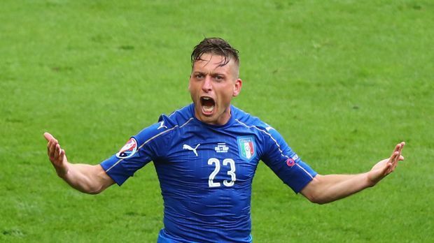 
                <strong>Emanuele Giaccherini</strong><br>
                Emanuele Giaccherini: Dass Emanuele Giaccherini ein wichtiger Baustein für Italien bei der EURO 2016 wird, hätte sich der quirlige Außenspieler vor einem Jahr nicht vorstellen können. Auch er hat Conte vieles zu verdanken, der ihn trotz starker Konkurrenz in die Startelf beruft. Der 31-Jährige spielt seit dieser Saison beim FC Bologna, der in der vergangenen Saison 14. in der Serie A wurde. Sein zweijähriges Intermezzo beim FC Sunderland war nicht vom Erfolg gekrönt.
              