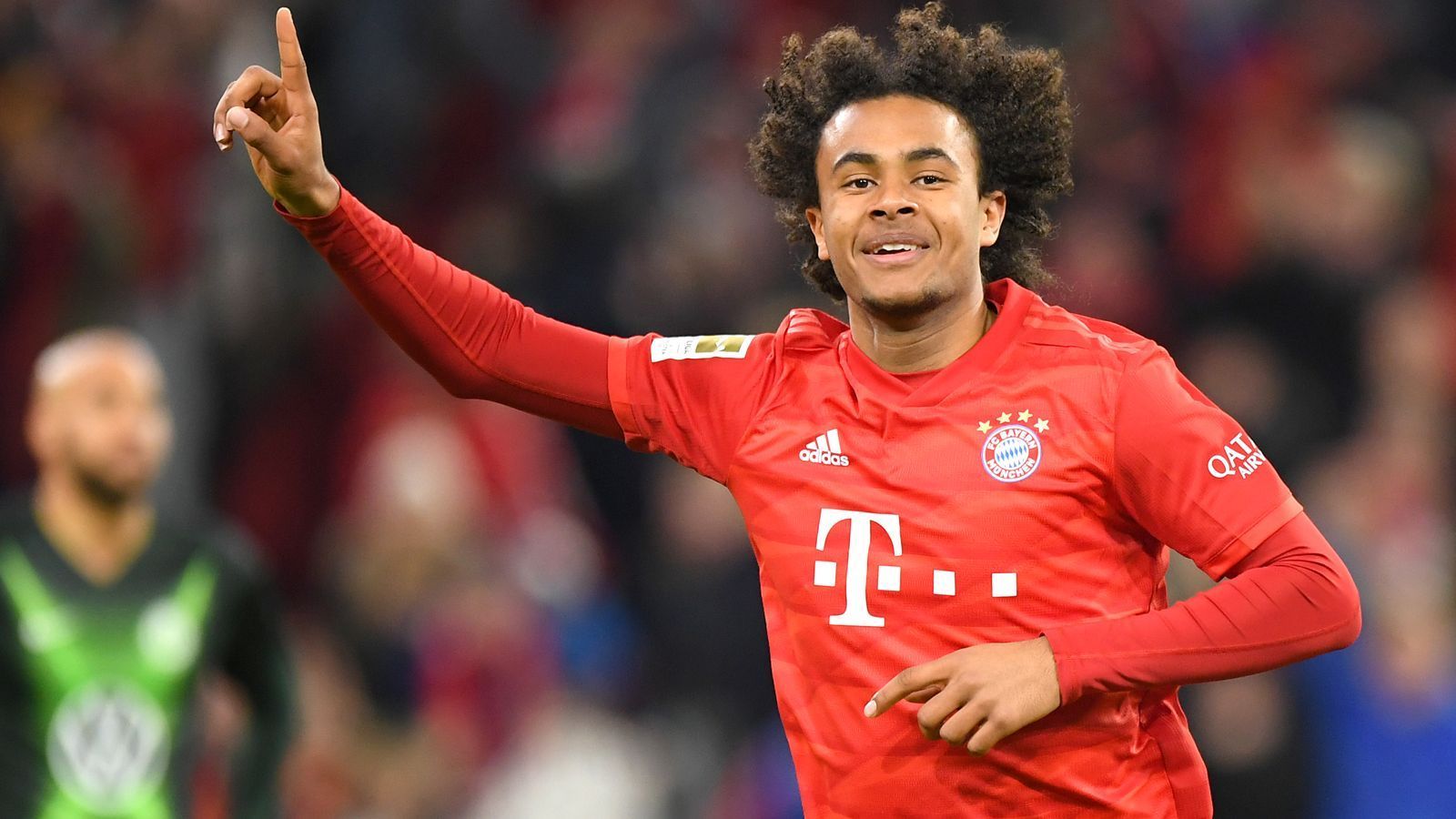 
                <strong>Joshua Zirkzee</strong><br>
                In der Saison 2020/21 sollte Joshua Zirkzee der Durchbruch gelingen. Der Angreifer wollte sich hinter Robert Lewandowski als Backup bei den Bayern etablieren. Doch für den 19-Jährigen läuft es alles andere als geplant. Nach zwei Einsätzen zum Saisonbeginn gegen Schalke (8:0) und Hoffenheim (1:4) verlor Zirkzee immer mehr den Anschluss. Zuletzt war er nicht mehr im Kader, musste bei der zweiten Mannschaft in der 3. Liga ran. Dort holte er sich bei der 0:2-Derbyniederlage gegen den TSV 1860 München eine Rote Karte ab und wurde für drei Spiele gesperrt. Seine Zukunft bei den Münchnern ist ungewiss, eine Ausleihe wird immer wahrscheinlicher. 
              