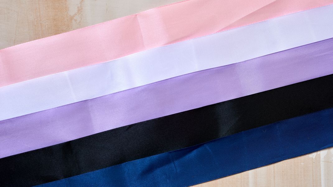 Genderfluid Pride Flag: Rosa, Weiß, Lila, Schwarz und Blau.