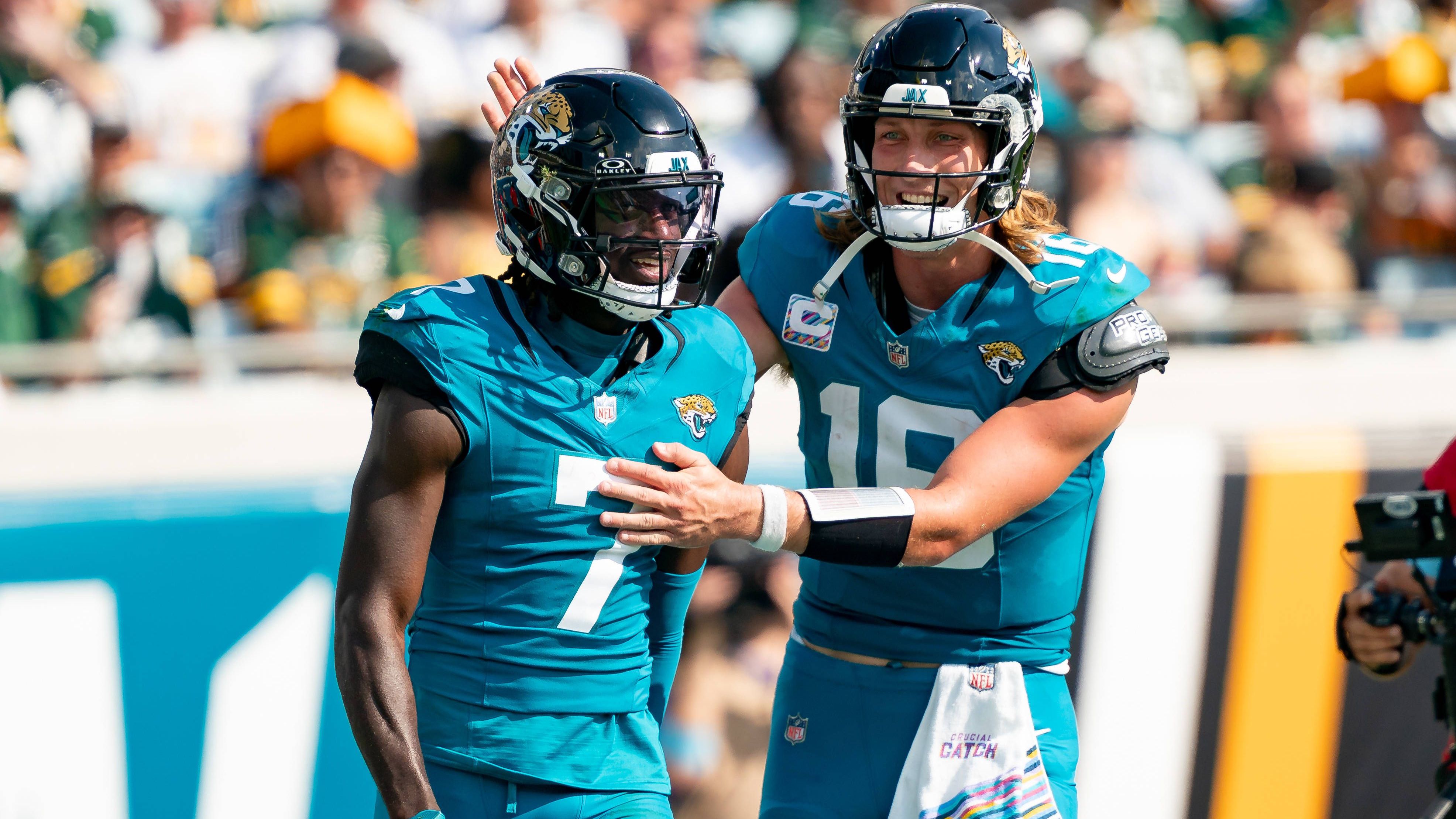 <strong>Platz 6: Trevor Lawrence und Brian Thomas Jr.</strong><br>Das ist eine Überraschung! Obwohl es bei den Jacksonville Jaguars überhaupt nicht läuft, stellen sie mit Quarterback Trevor Lawrence (r.) und Receiver Brian Thomas Jr. eines der gefährlichsten Duos der NFL. Das Passer Rating liegt bei <strong>119,7</strong>, wenn Lawrence auf Thomas Jr. wirft.