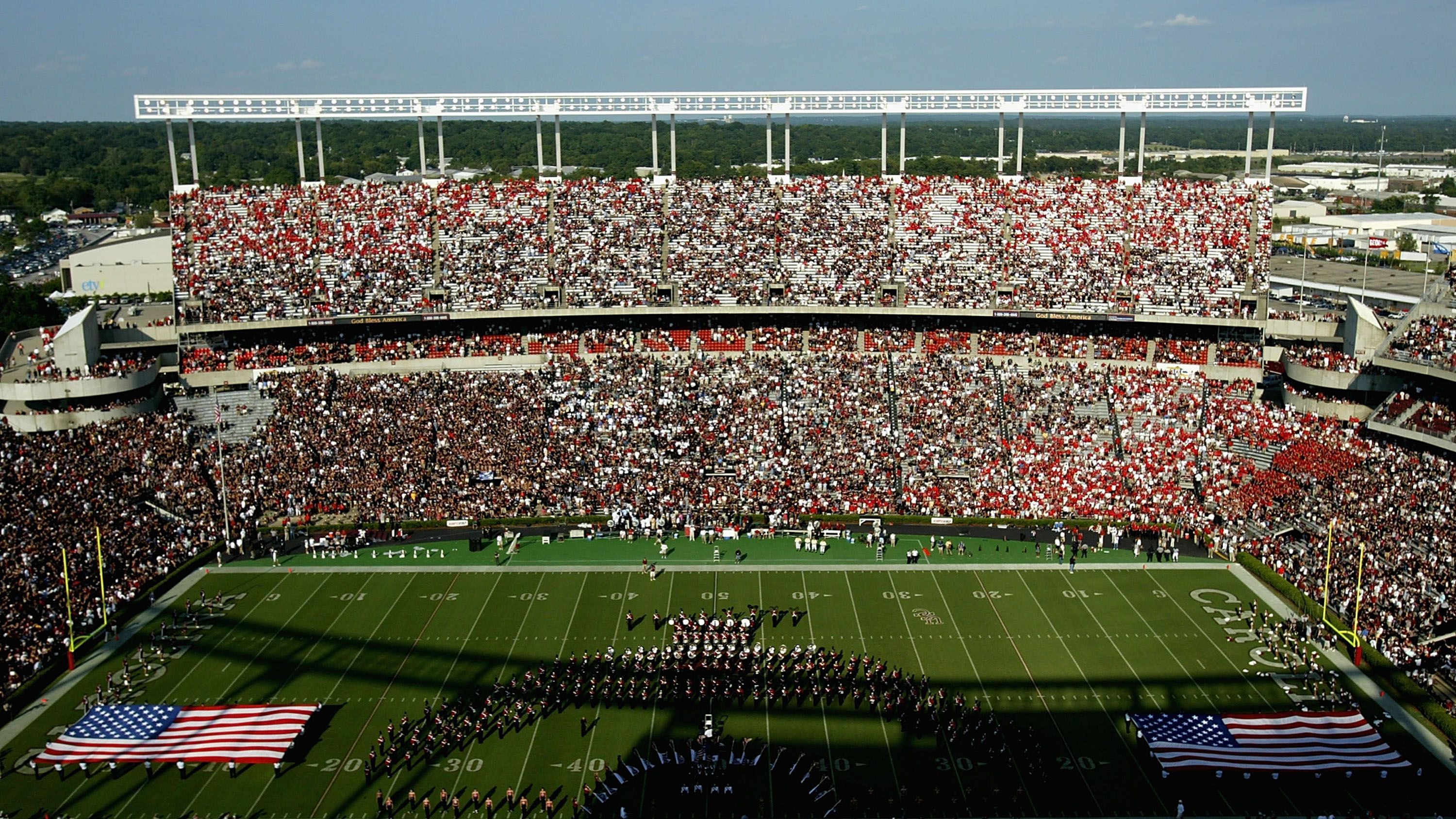 
                <strong>South Carolina Gamecocks: Zuschauerrekord im Heimstadion</strong><br>
                Heimstätte der "Gamecocks" ist das Williams-Brice Stadium auf dem Campus der University of South Carolina. Der bisherige Zuschauerrekord wurde am 6. Oktober 2012 gemessen. Damals galten die "Gamecocks" als das sechstbeste College-Team des Landes und spielten gegen die landesweite Nummer 5, die Georgia Bulldogs und dies zur besten Sendezeit. Beim deutlichen 35:7-Sieg der "Gamecocks" waren 85.199 Zuschauer im Stadion, welches eigentlich nur über 80.000 Sitzplätzce verfügt.
              