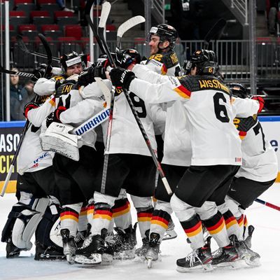 Die deutsche Eishockey-Nationalmannschaft feiert ihren WM-Sieg gegen die Schweiz.