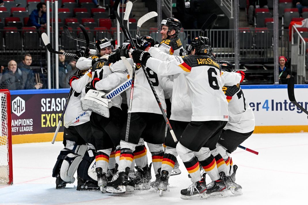 Die deutsche Eishockey-Nationalmannschaft feiert ihren WM-Sieg gegen die Schweiz.