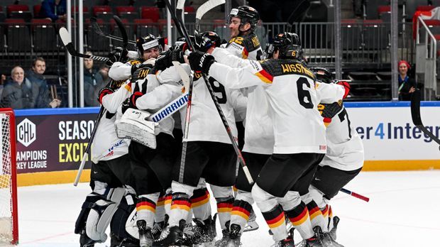 Die deutsche Eishockey-Nationalmannschaft feiert ihren WM-Sieg gegen die Schweiz.
