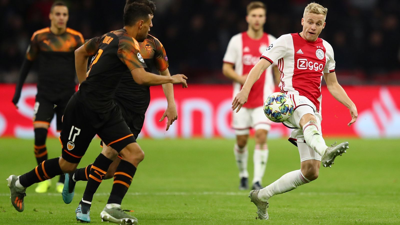 
                <strong>Donny van de Beek (Ajax Amsterdam)</strong><br>
                Während die bislang genannten Transfer-Kandidaten Newcastles fast ausschließlich in die Kategorie "gestandene Profis" einzuordnen sind, sollen die Engländer auch im Rennen um Ajax-Juwel Donny van de Beek mitmischen. Nachdem ein bereits als fix vermeldeter Transfer zu Real Madrid wohl doch nicht durch ist, sollen sich laut "Sky Sports" nun eben auch die "Magpies" Hoffnungen auf einen Zuschlag beim niederländischen Mittelfeldspieler machen. Der Vertrag des Ajax-Eigengewächses läuft noch bis 2022. Laut "De Telegraaf" erhofft sich der amtierende Meister der Eredivisie eine Ablösesumme im Bereich von etwa 55 Millionen Euro für van de Beek.
              