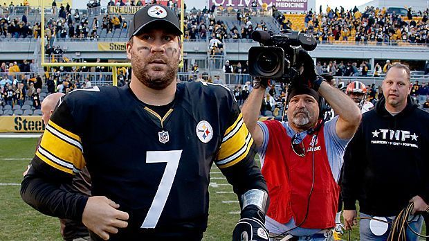 
                <strong>Ben Roethlisberger brilliert als Backup</strong><br>
                Vorsicht vor Big Ben! Der Quarterback der Pittsburgh Steelers ist nach seiner Sprunggelenksverletzung schon wieder top in Form. Beim 30:9 über die Cleveland Browns soll Ben Rothlisberger zunächst geschont werden, als sich Ersatzmann Landry Jones aber verletzt springt Roethlisberger ein, bedient seine Mitspieler als Backup mit Pässen für 379 Yards - neuer Rekord für einen Quarterback, der von der Bank kommt. Damit fliegt Wade Wilson aus den Geschichtsbüchern, der 1990 für die Minnesota Vikings 374 Passing Yards sammelte.
              