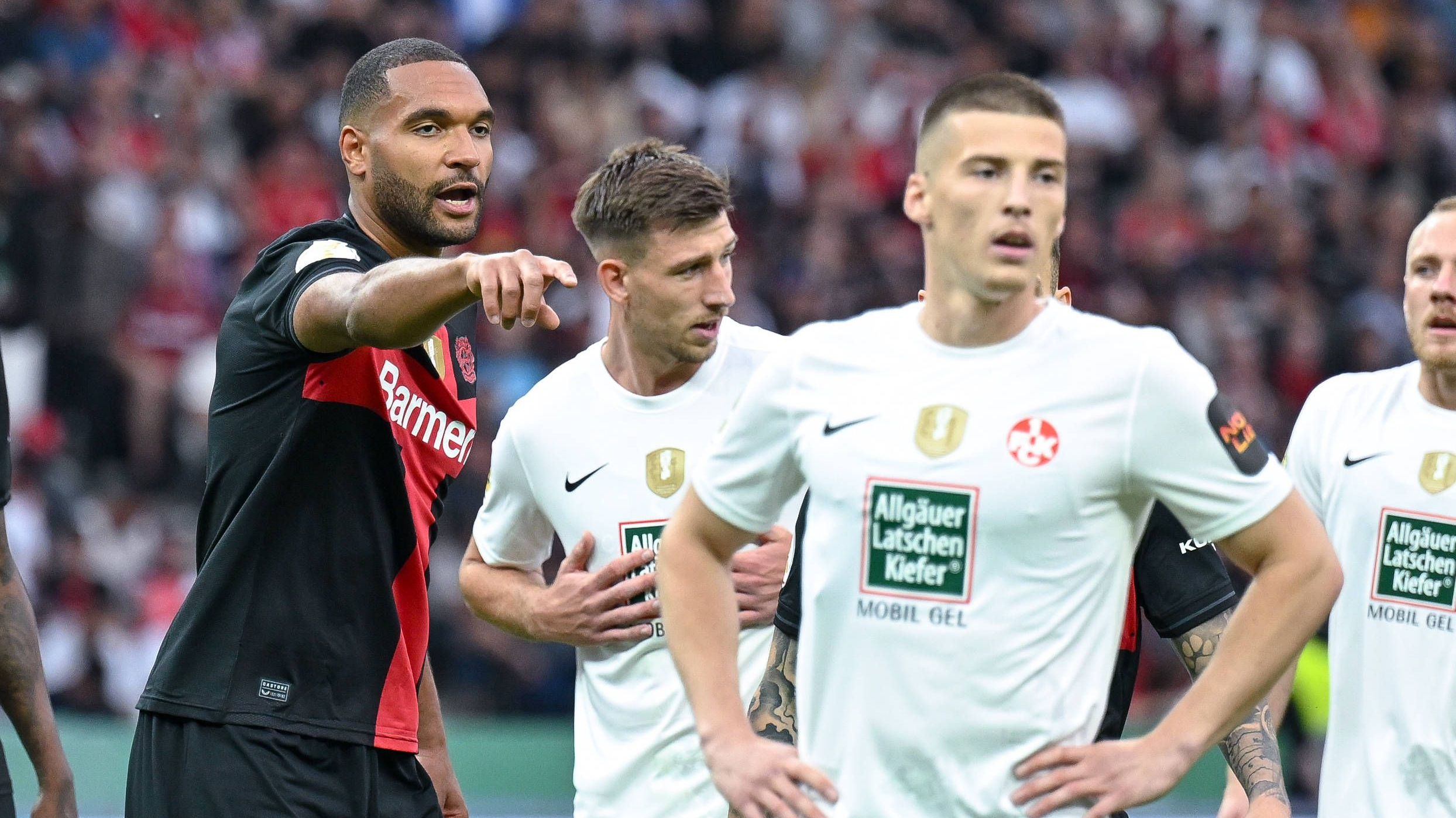 <strong>Jonathan Tah (Bayer Leverkusen)</strong><br>Organisiert die Abwehrkette und verleiht Stabilität. Sehr gutes Timing beim Rausschieben und Fallenlassen, zudem ohne Probleme bei langen Bällen. Im Aufbauspiel nicht immer ganz genau, aber ohne Patzer. <strong><em>ran</em></strong>-Note: 2