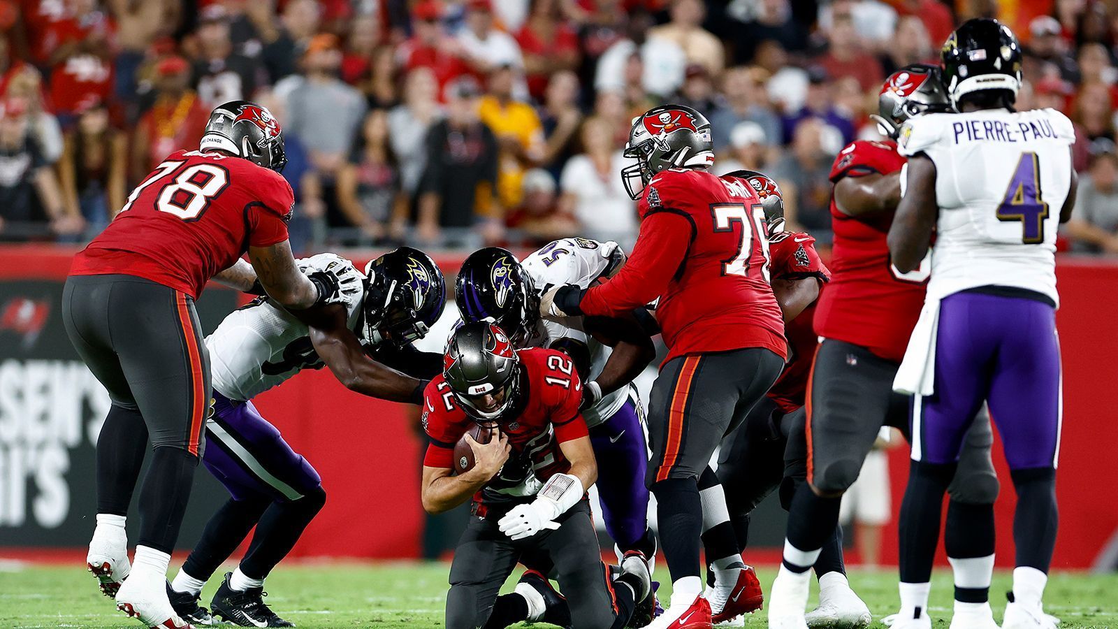 
                <strong>Verletzungen</strong><br>
                Vorab: Auch die Tampa Bay Buccaneers blieben von Verletzungen in der Offensive nicht verschont. Center Ryan Jensen zog sich bereits in der Saisonvorbereitung eine Knieverletzung zu und konnte bisher keinen Snap als Kopf der Offensive Line spielen, Star-Tackle Tristan Wirfs fehlt seit einigen Wochen wegen einer Knöchelverletzung und Receiver wie Chris Godwin oder Julio Jones verpassten ebenfalls ein paar Partien. Aber: Verletzungen gehören (leider) dazu und besonders gegen Saisonende ist es keine Seltenheit, wenn einige Starter ausfallen. Im Quervergleich zum Rest der Liga sind die Bucs nicht gebeutelt, aber dennoch kann angemerkt werden, dass die Offensive im Saisonverlauf nicht immer aus dem Vollen schöpfen konnte. 
              