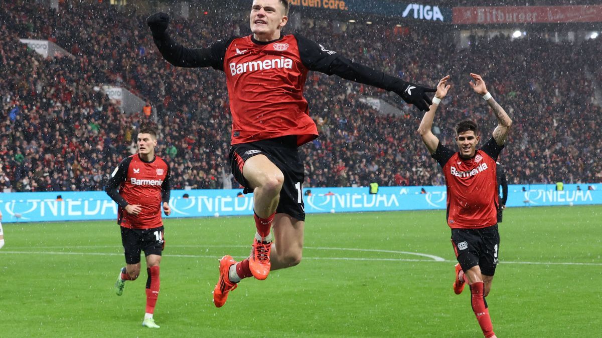 Florian Wirtz (Bayer, M) springt nach seinem Tor zum 2-0 mit Patrick Schick (L) und Piero Martin Hincapie Reyna (Bayer), Leverkusen, Deutschland, 21.12.2024, Fussball Bundesliga, 15. Spieltag, Baye...