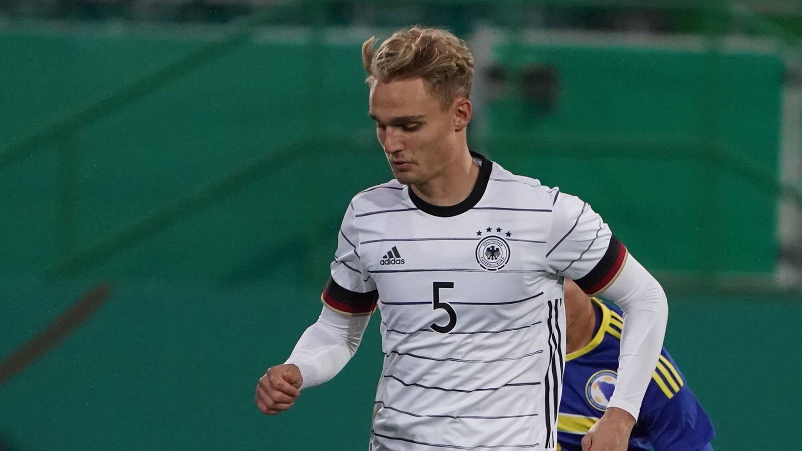 
                <strong>Amos Pieper</strong><br>
                Der Bielefelder ist ein absoluter Gewinn für die deutsche U21-Nationalmannschaft. In der Defensive von seinen bosnischen Gegenspielern kaum zu bezwingen und offensiv immer wieder tatkräftig am Spielaufbau der DFB-Junioren beteiligt. Eine (erneut) überaus überzeugende Leistung. ran-Note: 2
              