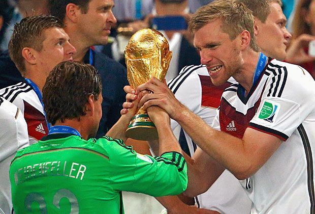 
                <strong>Der "Lange" geht von Bord</strong><br>
                Nach Philipp Lahm und Miroslav Klose tritt in Per Mertesacker der dritte Weltmeister nach einer zehnjährigen Karriere aus der deutschen Nationalmannschaft zurück. ran.de blickt noch einmal auf die größten Momente des 29-Jährigen im DFB-Trikot zurück.
              