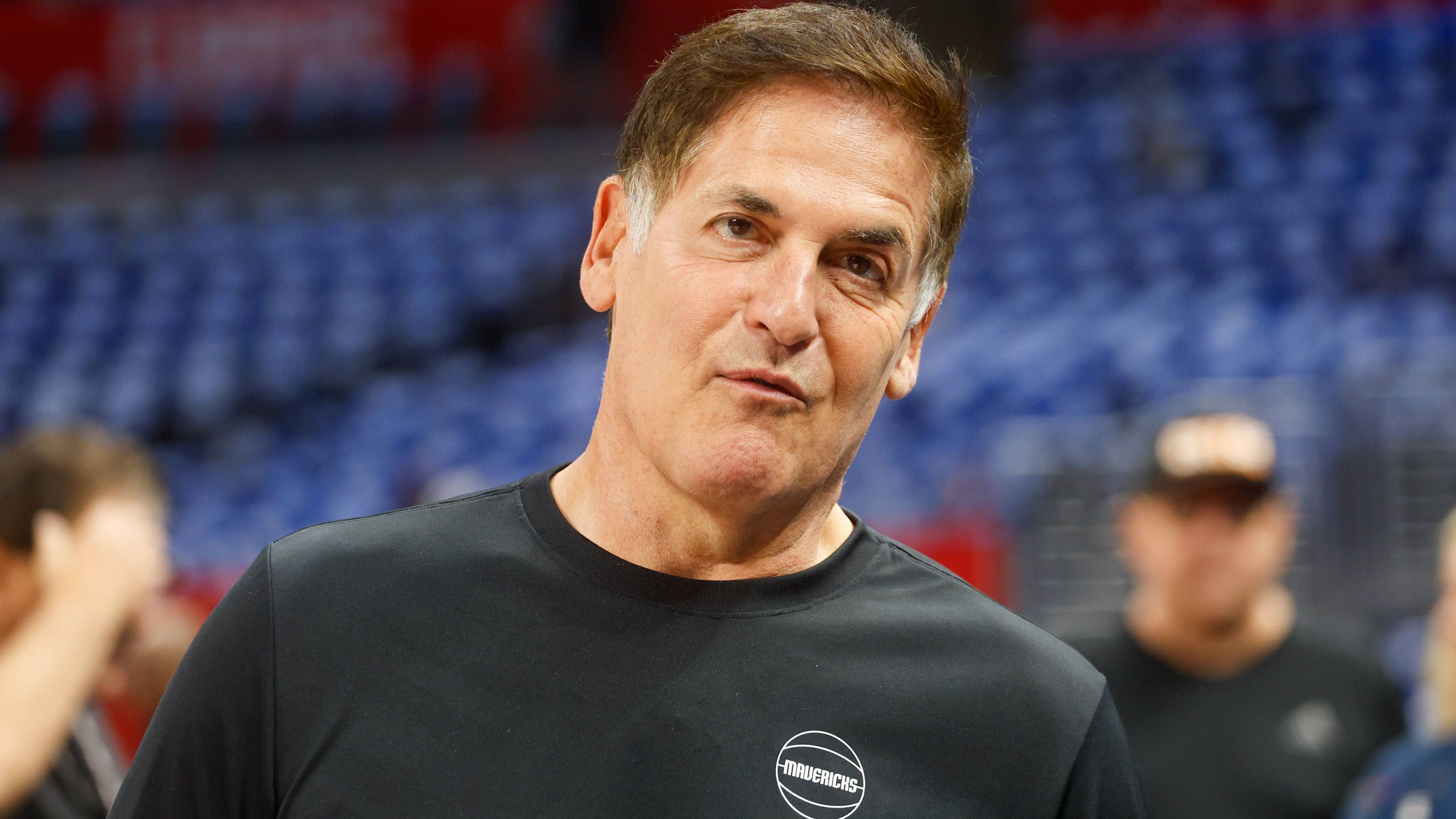 <strong>Dallas Mavericks - Mark Cuban</strong><br>Besitzer seit: 2000 *<br>Kaufpreis: 280 Millionen<br>Aktueller Wert: 4,5 Milliarden<br><br>* die Situation um Mark Cuban ist einzigartig in der NBA. Dem langjährigen Owner gehören nur noch ein Viertel der Anteile, die anderen Dreiviertel sind im Besitz der Familien Adelson und Dumont. Cuban verantwortet aber weiterhin den sportlichen Bereich.