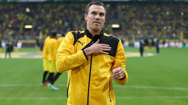 
                <strong>Kevin Großkreutz</strong><br>
                Kevin Großkreutz will Galatasaray Istanbul wegen Heimwehs offenbar nach nur einem halben Jahr wieder verlassen - und das, ohne ein Pflichtspiel für "Gala" absolviert zu haben. Trainer Mustafa Denizli erklärte nach Angaben türkischer Medien, Großkreutz habe ihn darum gebeten, "den Verein verlassen und nach Deutschland zurückkehren zu dürfen". "Als ich heute morgen ankam, saß er vor dem Trainingszentrum. Ich habe ihn gefragt, ob es ein Problem gebe und er antwortete, er könne hier nicht weitermachen", berichtete Denizli. Damit würde sich der Weltmeister in eine Reihe von Stars begeben, die ihren Wechsel im vergangenen Sommer bereuen, wie zum Beispiel ...
              