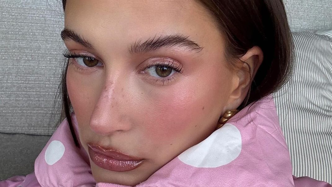 Hailey Bieber zeigte sich auf Instagram mit dem neuen Blush-Trend.