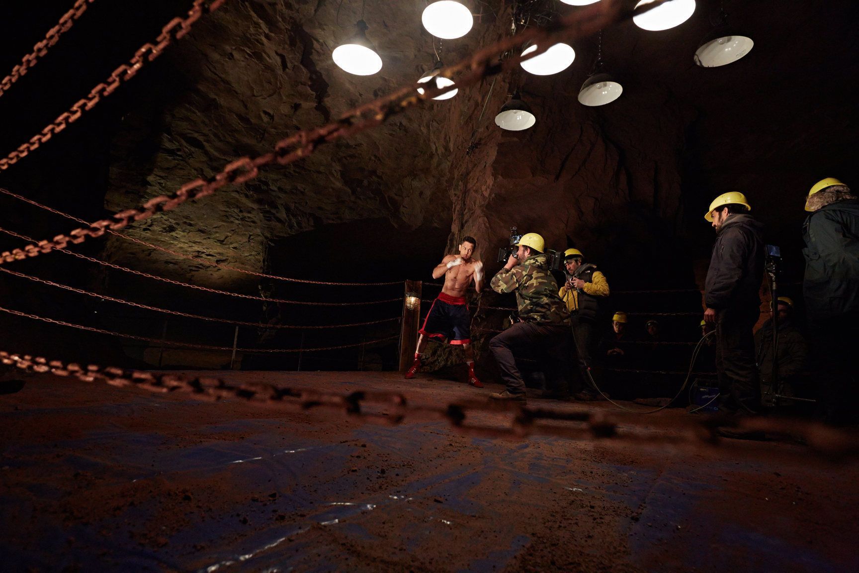 
                <strong>Back to the Top: Sturm vs. Barker</strong><br>
                Zwei Tage Vorbereitung waren nötig, um den Ring im Bergwerk aufzubauen und einzuleuchten. Die Aufnahmen fanden 20 bis 30 Meter tief unter der Erde statt
              