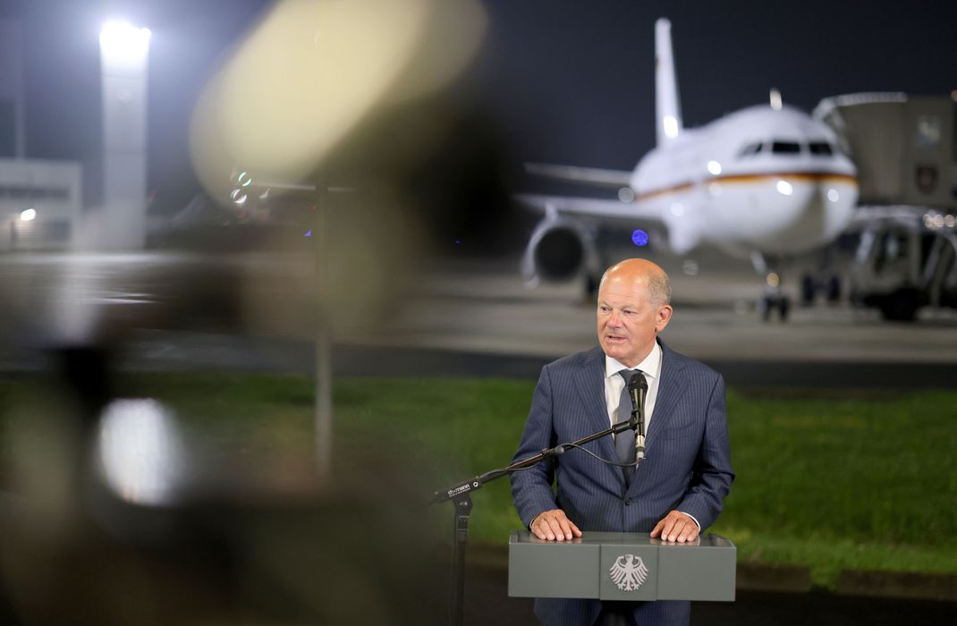 Bundeskanzler Olaf Scholz (SPD) spricht zu den Medien im militärischen Teil vom Flughafen Köln/Bonn, nachdem er sich noch am späten Abend mit den Ex-Gefangenen getroffen hat.