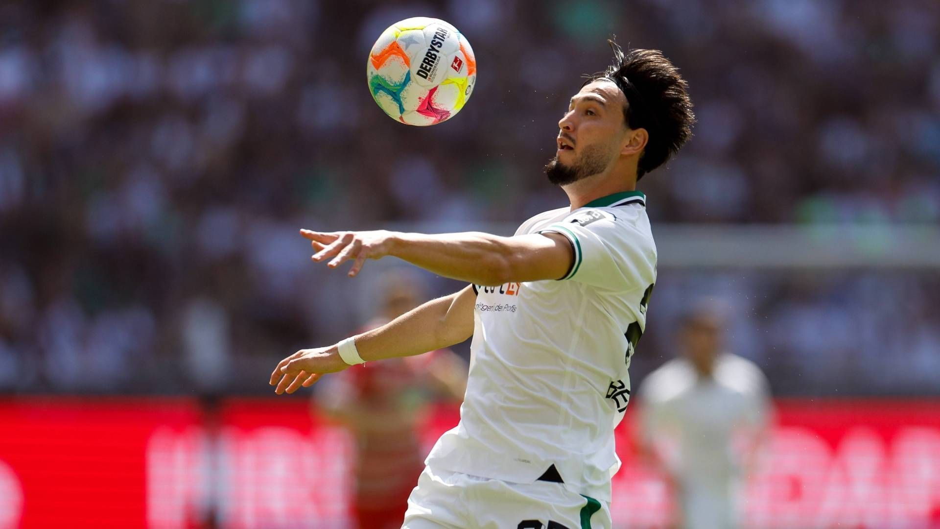 <strong>Ramy Bensebaini</strong><br>
                Borussia Dortmund hat den ersten Neuzugang für die kommende Saison verpflichtet. Der algerische Nationalspieler Ramy Bensebaini (28) wechselt ablösefrei vom Liga-Konkurrenten Borussia Mönchengladbach zum BVB und unterschrieb einen Vierjahresvertrag.