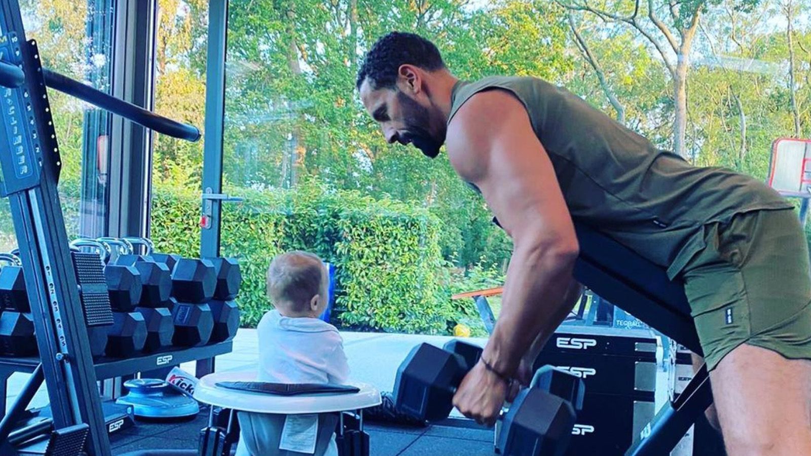 
                <strong>Rio Ferdinand heute</strong><br>
                Doch erst während seiner zweiten Karriere als TV-Experte und Papa entdeckte der Engländer seine zweite Leidenschaft: Muckis. Da staunt sogar das Baby.
              