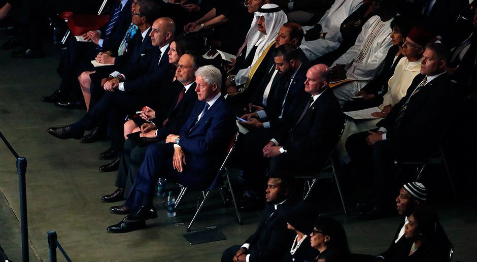 
                <strong>Muhammad Ali</strong><br>
                Ebenso auf einem der Plätze: Ex-US-Präsident Bill Clinton, der ein enger Freund der Ali-Familie ist und eine Rede hielt.
              