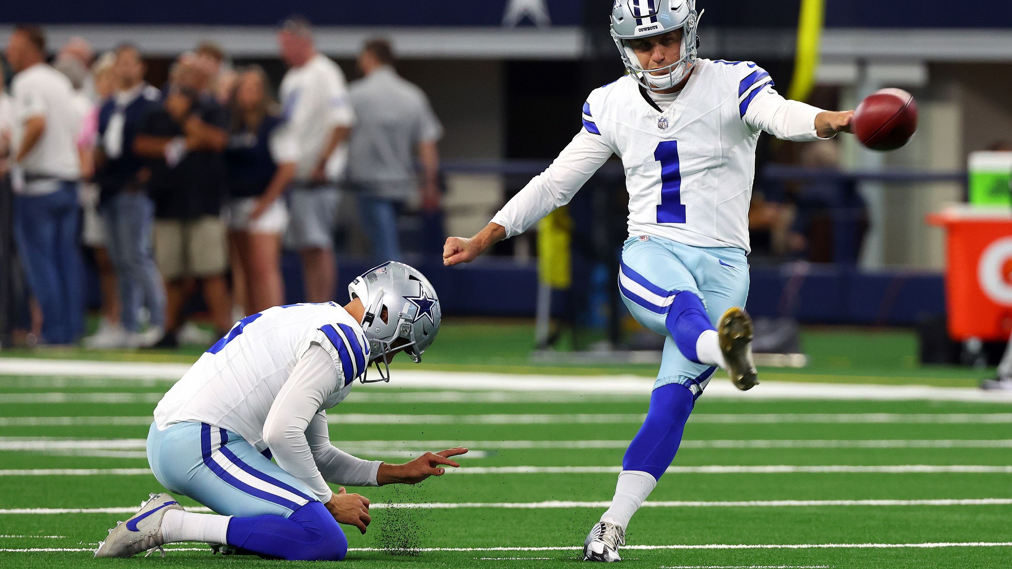 <strong>Dallas Cowboys: Kunstrasen</strong><br>Eine weitere gängige Kunstrasenform ist der "Hellas Matrix Turf", der neben dem AT&amp;T Stadium von "America's Team" auch in zwei anderen Stadien verwendet wird.<br><strong>Das AT&amp;T Stadium erhält für die WM 2026 einen Naturrasen.</strong>