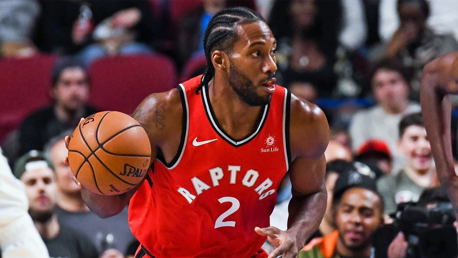 
                <strong>Platz 10: Kawhi Leonard, Toronto Raptors</strong><br>
                2017/18 Stats: 16,2 Punkte/ 4,7 Rebounds/ 2,3 Assists/ 2,0 Steals (in 9 Spielen für die San Antonio Spurs)Leonard ist die Wildcard im MVP-Rennen. Ist er hundertprozentig fit, zählt er zu den besten two-way-Spielern der Liga. Er ist nicht nur ein großartiger Scorer, sondern auch ein hervorragender Verteidiger. Nicht ohne Grund schaffte er es bereits dreimal ins All-Defensive First Team und wurde 2015 und 2016 zum "Defensive Player of the Year" gekürt. Offensiv kann er mit seiner Athletik sowohl zum Korb ziehen, als auch mit seinem Distanzwurf glänzen. Die Frage ist, ob seine Quadrizeps-Verletzung, die ihn fast die komplette letzte Saison gekostet hat, wirklich verheilt ist. Dazu kommt, dass Leonard eigentlich lieber in Los Angeles spielen würde als in Toronto. Am Ende der Saison ist er Free Agent und kann die Raptors verlassen. Wird er sich für die Franchise zerreißen oder die Saison halbherzig angehen?   
              