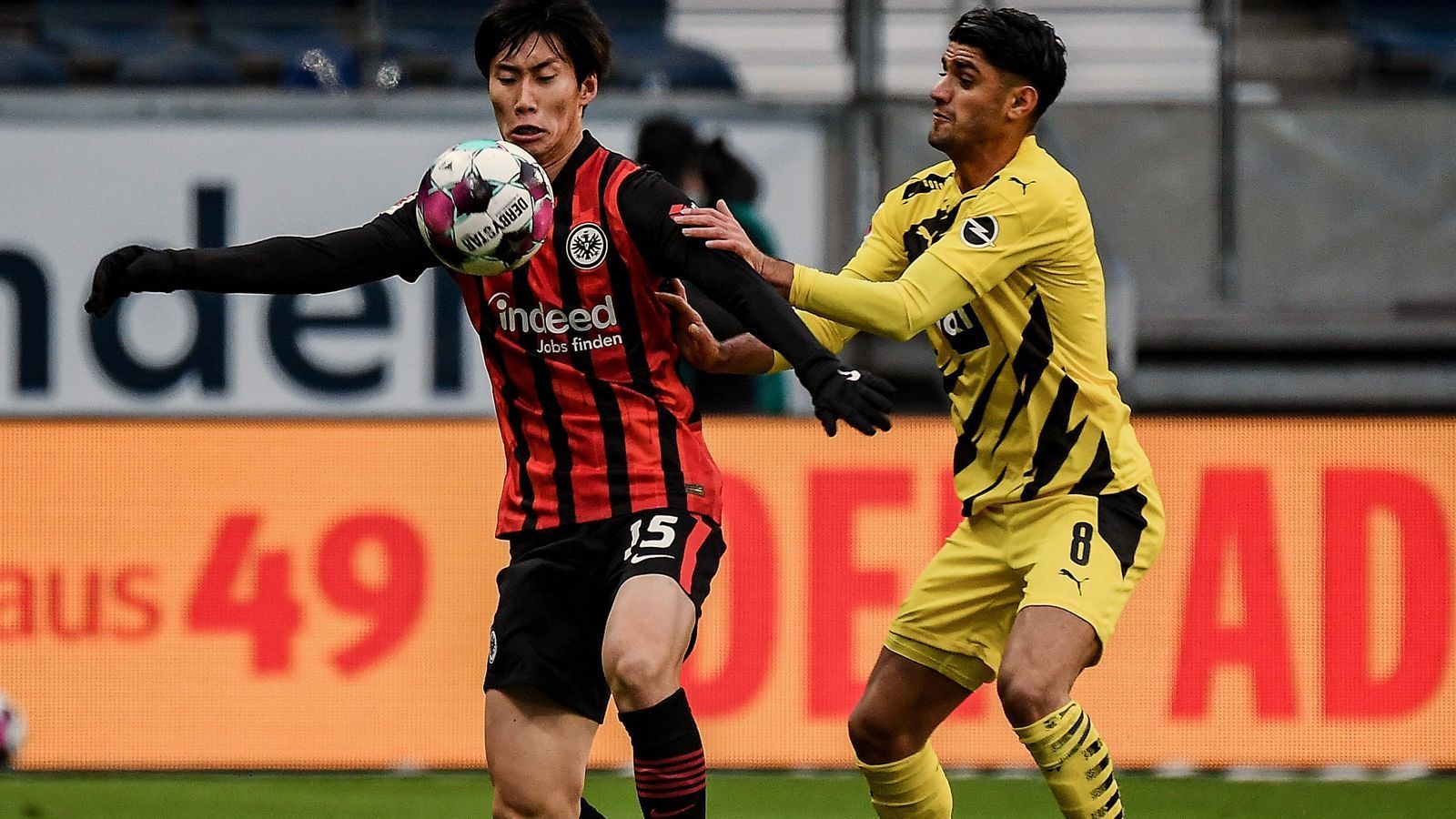 
                <strong>Mahmoud Dahoud</strong><br>
                Bildet eigentlich gemeinsam mit Witsel die Doppel-Sechs, doch davon ist nicht viel zu sehen. Macht die Räume nicht dicht, lässt sich oft überspielen und agiert nach vorne auch nicht als Ballverteiler. So können natürlich auch keine Chancen entstehen. In der ersten Hälfte ein Totalausfall, wird daher auch in der 46. Minute für Moukoko ausgewechselt. ran-Note: 5
              