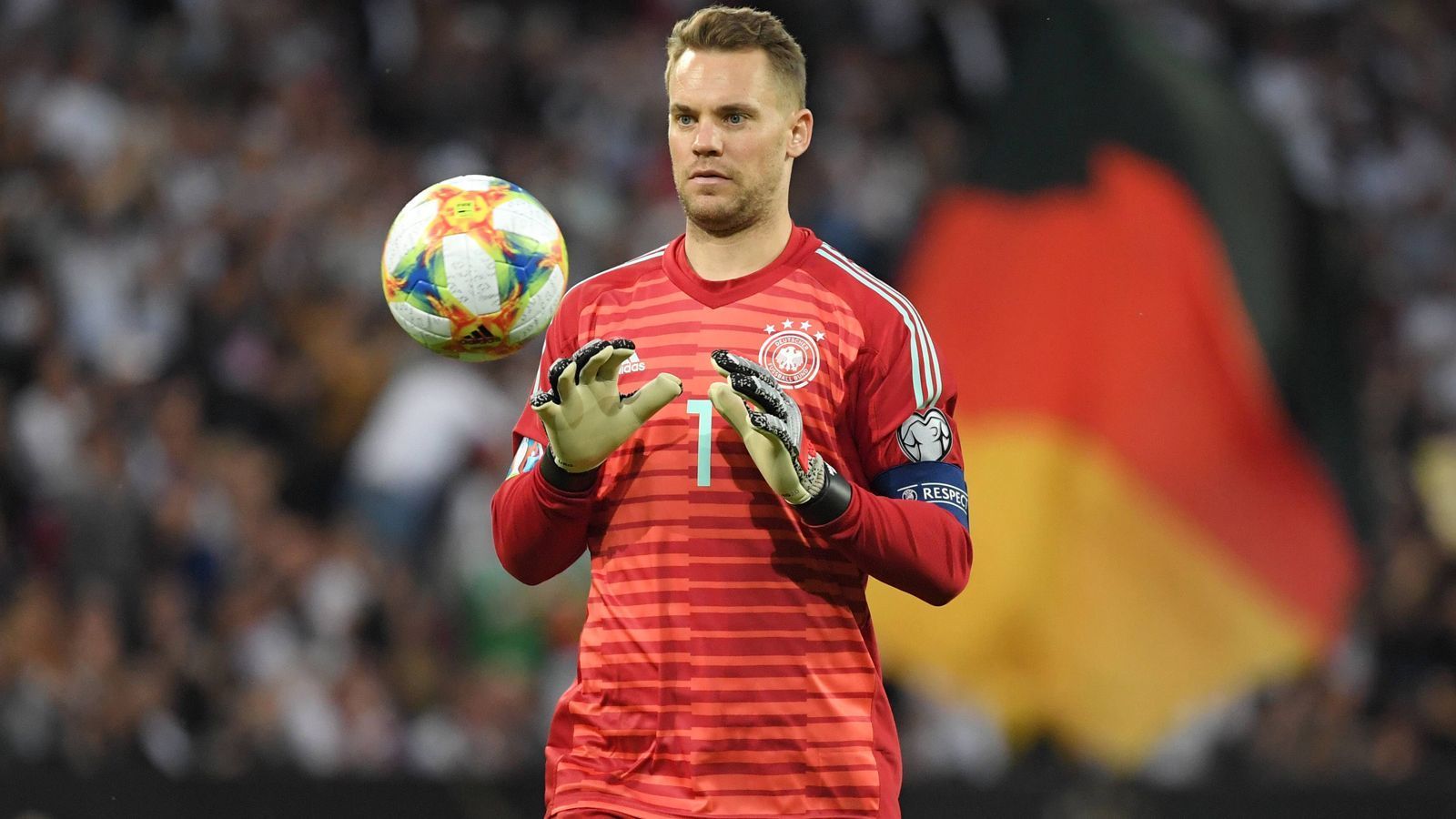 
                <strong>Gewinner: Manuel Neuer</strong><br>
                Der Torwart der deutschen Nationalmannschaft blieb in beiden Länderspielen ohne Gegentor und hat somit einen neuen Rekord aufgestellt. In insgesamt 88 Länderspielen bewahrte Manuel Neuer nun 37-mal eine "weiße Weste". Den vorherigen Rekordhalter Sepp Maier (36 zu-Null-Spiele) verdrängte Neuer auf Platz zwei. Zudem sorgte der Schlussmann des FC Bayern mit seinen Dribbling-Künsten gegen Weißrussland für ein Highlight. Dass der 33-Jährige beide Spiele über die kompletten 90 Minuten absolvierte, ist zudem ein Vertrauensbeweis: Neuer ist noch immer Deutschlands Nummer eins - ohne Wenn und Aber. 
              