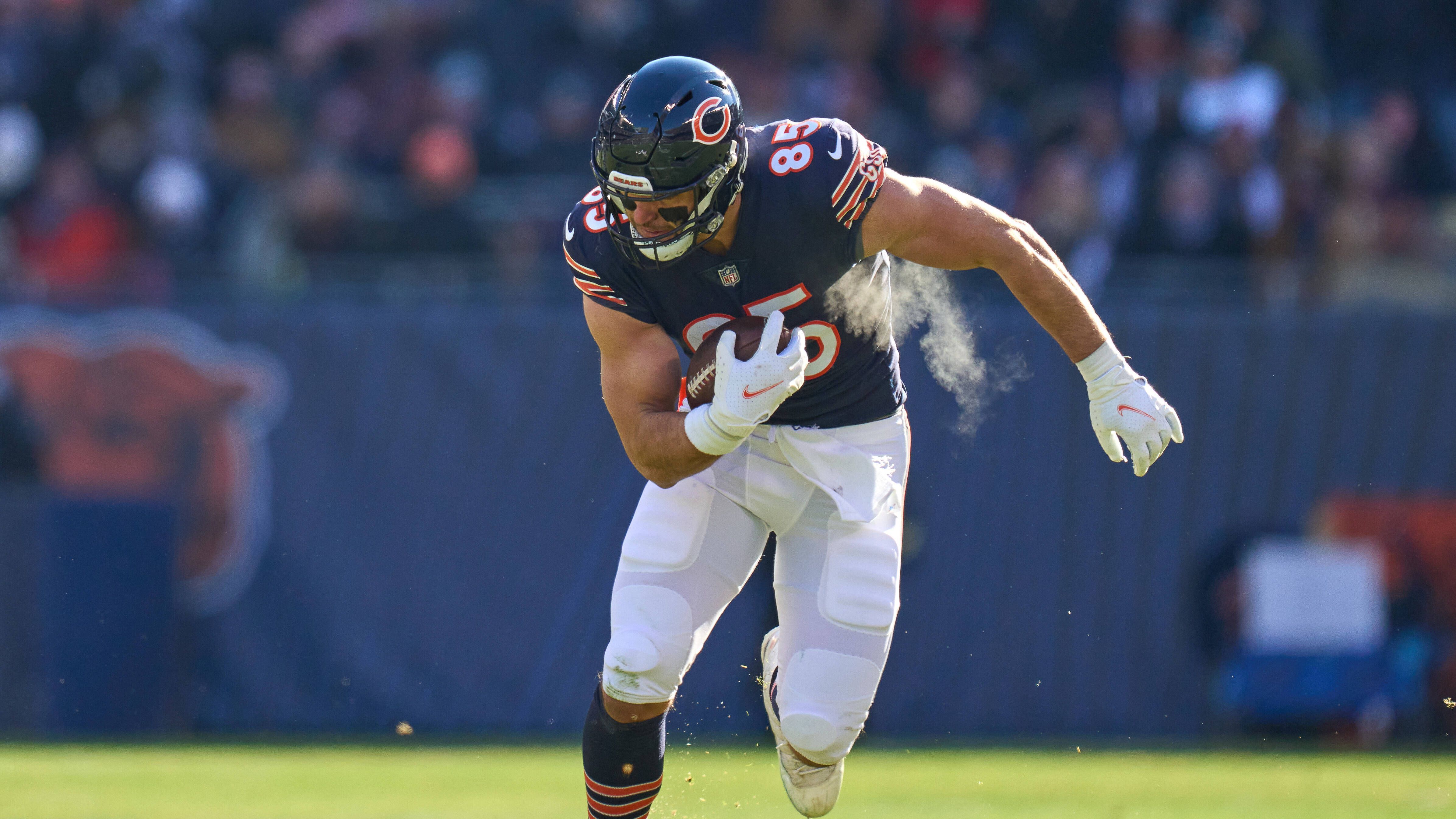 <strong>Chicago Bears: Trade-Partner für Cole Kmet finden</strong><br>Sollte sich Colston Loveland als guter Erstrunden-Pick entpuppen, müssen die Bears über die Zukunft von Cole Kmet nachdenken. Der Markt für den Tight End dürfte nicht steigen, wenn Kmet nicht mehr wirklich in das Passspiel der Bears eingebunden wird. Zwar wäre er noch immer ein sehr guter Backup, aber dafür deutlich zu teuer.