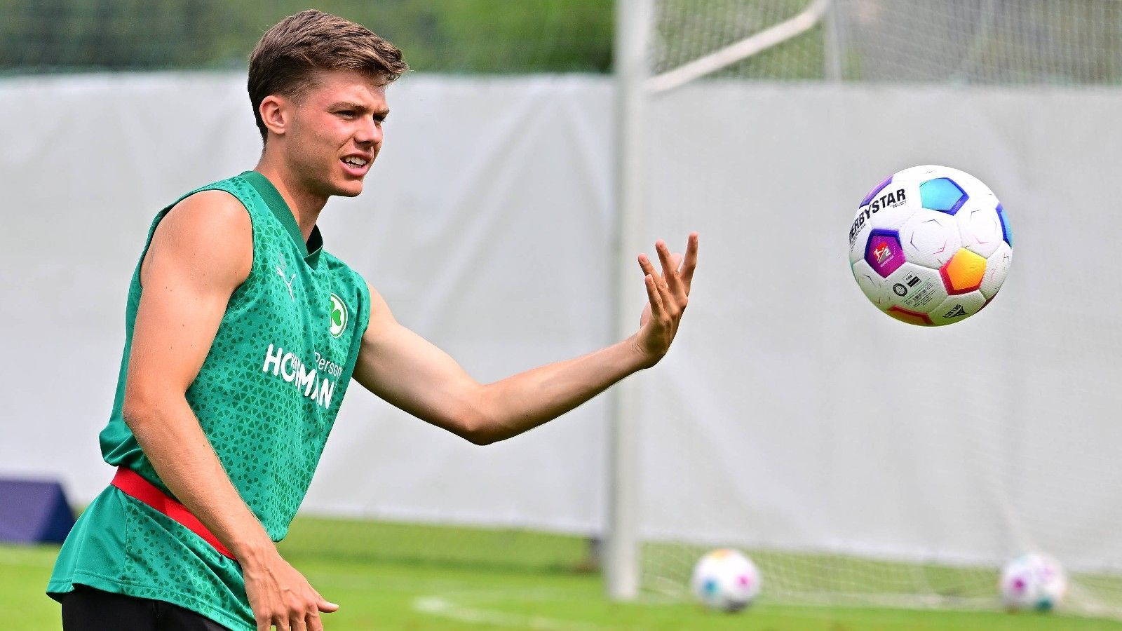 <strong>Sidney Raebiger (Eintracht Frankfurt)</strong><br>Bundesligist Eintracht Frankfurt verpflichtet den 18-jährigen Sidney Raebiger. Der Mittelfeldspieler kommt von Greuther Fürth an den Main. Über die genauen Vertrags- bzw. Transfer-Modalitäten gab die Eintracht keine Auskunft.