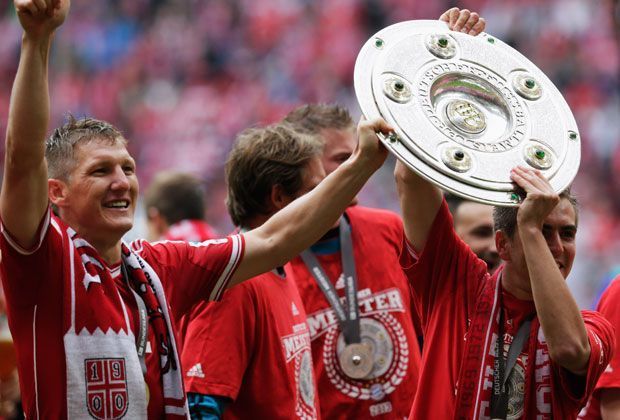 
                <strong>Meister: 2013</strong><br>
                2013: Angetrieben vom "Vize-Jahr"-2012 und dem dramatisch verlorenen Champions-League-Finale dahoam spielten die Bayern alles in Grund und Boden. Die bis dahin nie dagewesene Dominanz in Zahlen: 91 Punkte, 98:18 Tore und 25 Punkte vor Vize-Meister Dortmund.
              