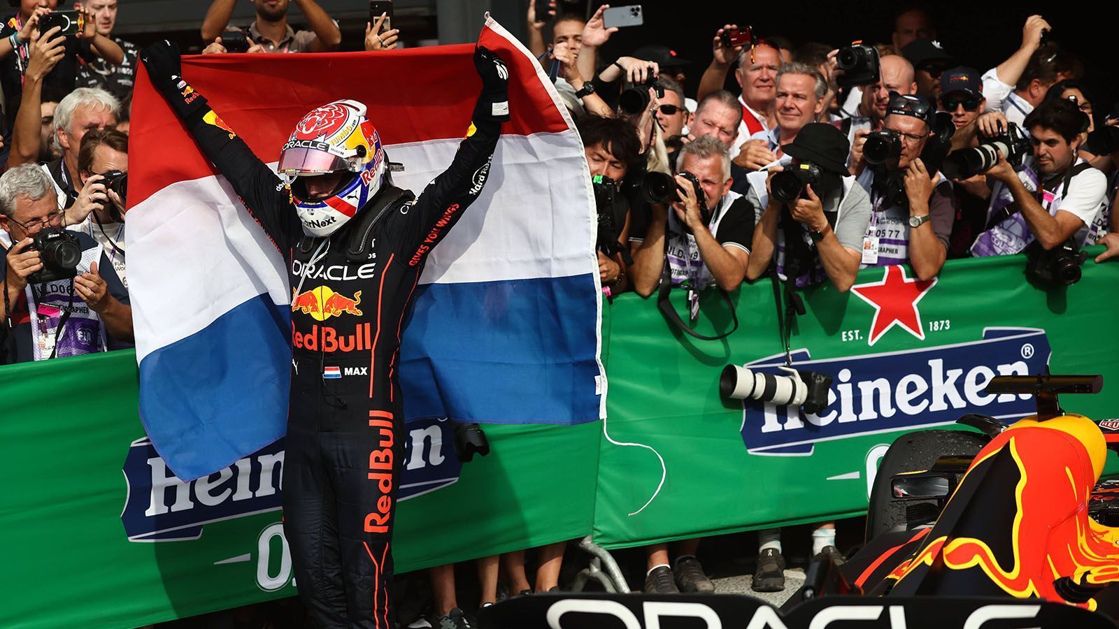 
                <strong>Gewinner: Max Verstappen</strong><br>
                Platz eins beim Heimspiel in Zandvoort, der vierte Sieg in Folge und der zehnte in dieser Saison: Max Verstappen ist momentan nicht zu stoppen und ganz klar der beste Fahrer im Feld. Es ist nur noch eine Frage der Zeit, bis der Niederländer seinen zweiten WM-Titel einfahren wird. Mittlerweile liegt der 24-Jährige 109 Punkte vor Charles Leclerc und Sergio Perez, die sich Platz zwei der Fahrerwertung teilen. Zudem wird es immer wahrscheinlicher, dass er den Siegrekord von Sebastian Vettel und Michael Schumacher brechen wird. Die beiden Deutschen feierten jeweils 13 Siege in einem Jahr. Sieben Rennen werden 2022 noch ausgetragen.
              