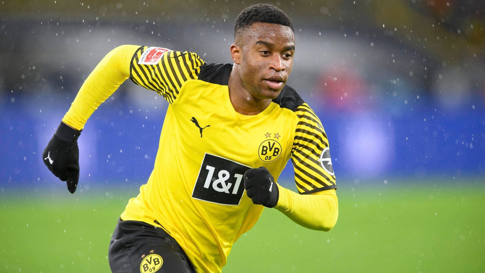 
                <strong>Youssoufa Moukoko </strong><br>
                Nimmt Mitte der zweiten Halbzeit den Platz von Julian Brandt ein. Der BVB befindet sich zu diesem Zeitpunkt bereits im Schongang, so dass der Youngster keine großartigen Akzente mehr setzen kann. ran-Note: 3
              